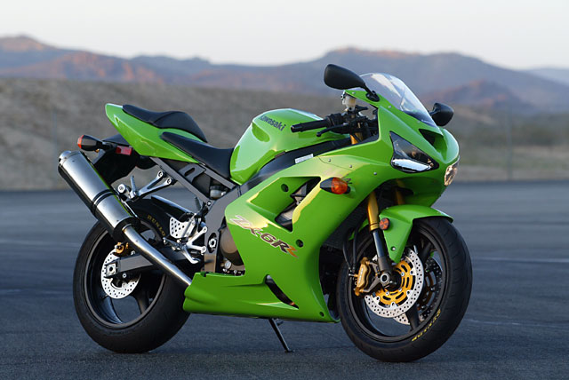 146_0408_04zoom+2004_kawasaki_zx6rr+front_side_view.jpg
