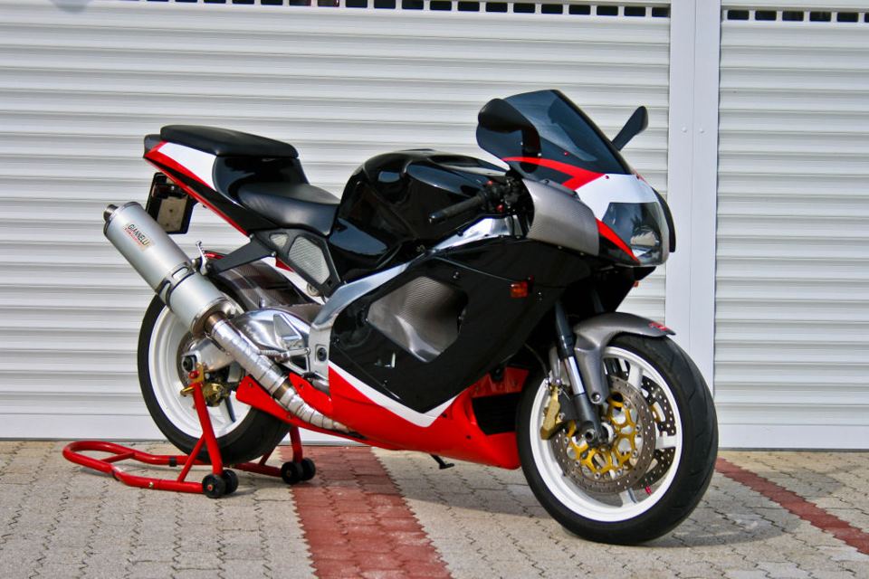 2002-aprilia-rsv-mille-burnwheels-4.jpg