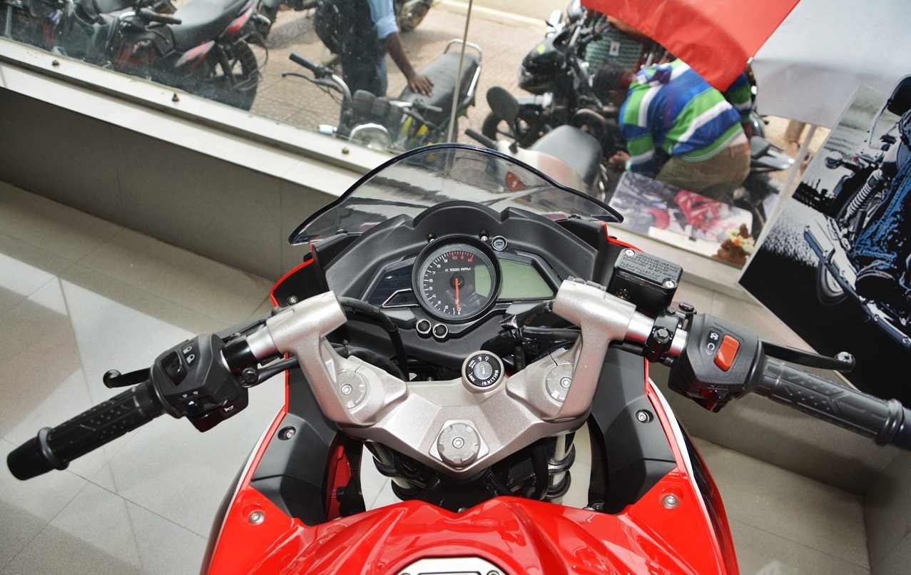 rs 200 handlebar